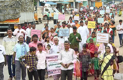 மணிப்பூரில் தேவாலயங்கள் மீது தாக்குதல் : சேலத்தில் மெழுகுவர்த்தி ஏந்தி கிறிஸ்தவர்கள் அமைதி ஊர்வலம்