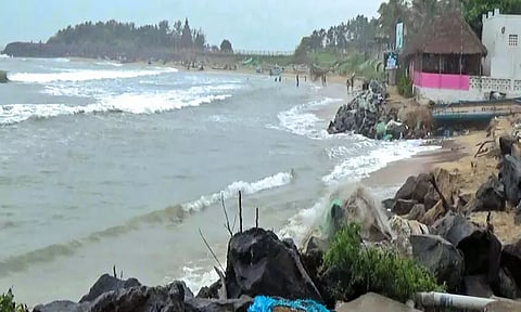 மாமல்லபுரத்தில் பலத்த கடல் சீற்றம்