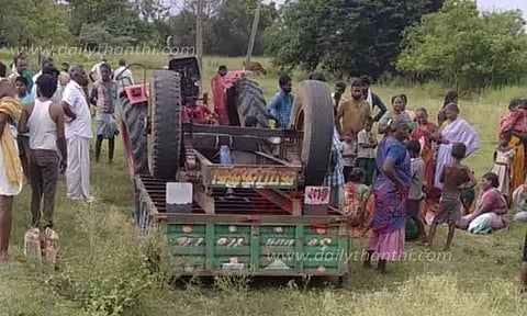 டிராக்டர், தலைகுப்புற கவிழ்ந்து விபத்துக்குள்ளானதில் விவசாயி பலி