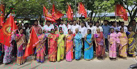 தூத்துக்குடி கலெக்டர் அலுவலகம் முன்பு கிராமமக்கள் கண்டன ஆர்ப்பாட்டம்