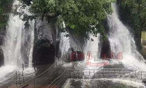 குற்றாலம் அருவிகளில் குளிக்க தடை; சுற்றுலா பயணிகள் ஏமாற்றம்