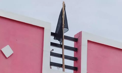 சாய ஆலை அமைக்க எதிர்ப்பு தெரிவித்து வீடுகளில் கருப்புக்கொடி ஏற்றி போராட்டம்