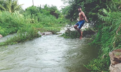 அமராவதி ஆற்றில் ஆபத்தான குளியல் போடும் வாலிபர்கள்