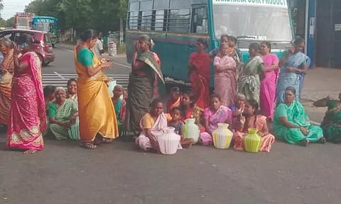 காலிக்குடங்களுடன் பொதுமக்கள் மறியல்