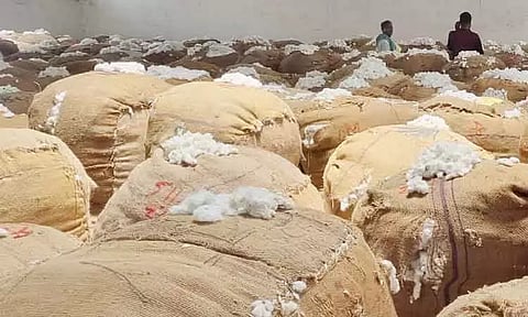 வேளாண் ஒழுங்குமுறை விற்பனை கூடத்தில் பருத்தி ஏலம்