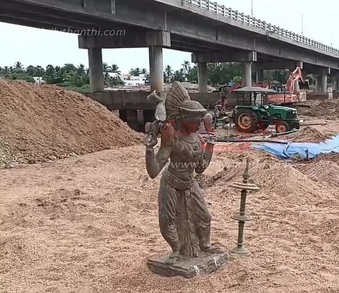 வைகை ஆற்றில் புதைந்து கிடந்த அம்மன் சிலை, குத்துவிளக்கு மீட்பு