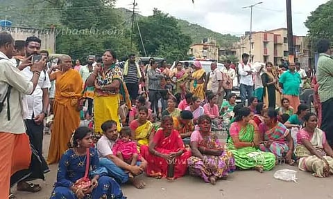 2-ம் நாளாக தொடர்ந்த பக்தர்கள் கிரிவலம்-மறியலில் ஈடுபட்டவர்களால் பரபரப்பு