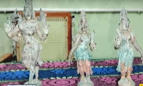 குடிநீர் குழாய் உடைப்பை சரிசெய்ய தோண்டப்பட்ட பள்ளத்தில் சாமி சிலைகள்..!