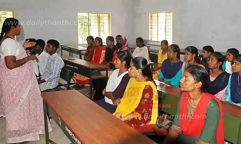 அரசு கல்லூரிகளில் முதலாம் ஆண்டு மாணவர்களுக்கு வகுப்புகள் தொடக்கம்