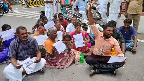 தீண்டாமை சுவரை அகற்றக்கோரி கலெக்டர் அலுவலகம் முன்பு பொதுமக்கள் தர்ணா