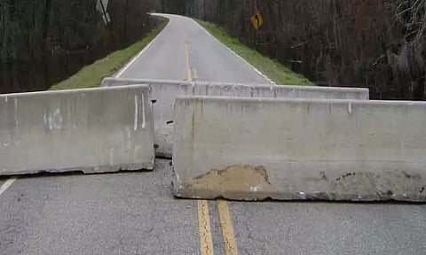 சீராக குடிநீர் வழங்கக்கோரி பொதுமக்கள் சாலை மறியல்