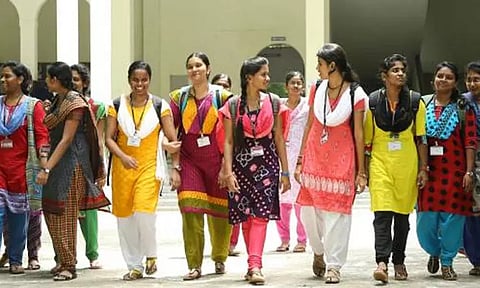 முதலாம் ஆண்டு வகுப்புகள் தொடக்கம்: கலை-அறிவியல் கல்லூரிகளுக்கு ஆர்வமுடன் வந்த மாணவ-மாணவிகள்