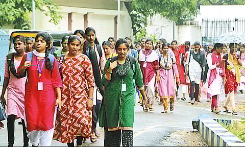 முதலாம் ஆண்டு வகுப்புகள் தொடக்கம்: கலை-அறிவியல் கல்லூரிகளுக்கு ஆர்வமுடன் வந்த மாணவ-மாணவிகள்