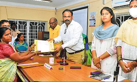 திருவள்ளூரில் கலெக்டர் தலைமையில் மக்கள் குறைதீர்க்கும் நாள் கூட்டம்பொதுமக்களிடம் 301 மனுக்கள் பெறப்பட்டது.