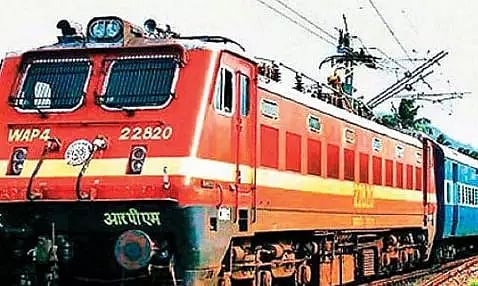 ரெயில் முன் தண்டவாளத்தில் நின்று செல்பி எடுக்கக்கூடாது