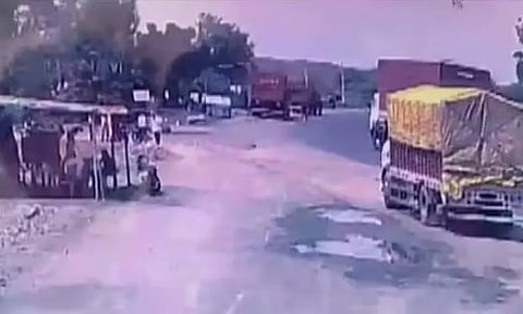 மும்பை அருகே நெடுஞ்சாலையில் கோர விபத்து: கடைக்குள் லாரி புகுந்து 10 பேர் பலி