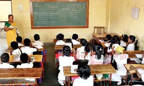 கோவையில் போலி சான்றிதழ் கொடுத்து ஆசிரியர் பணி - ஆய்வு செய்து அறிக்கை சமர்ப்பிக்க முதன்மை கல்வி அலுவலர் உத்தரவு