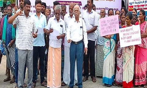 விளாத்திகுளம் அருகே நூலக வாசகர் வட்டத்தினர் ஆர்ப்பாட்டம்