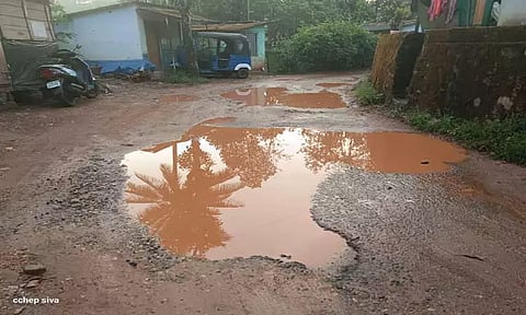 மாங்கம்வயல்-பொன்னானி இடையே குண்டும், குழியுமான சாலையால் விபத்து அபாயம்-சீரமைக்க வாகன ஓட்டிகள் வலியுறுத்தல்