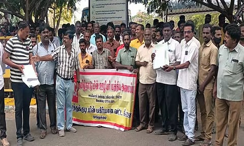 தூத்துக்குடியில் மின்வாரிய ஒப்பந்த தொழிலாளர்கள் ஆர்ப்பாட்டம்