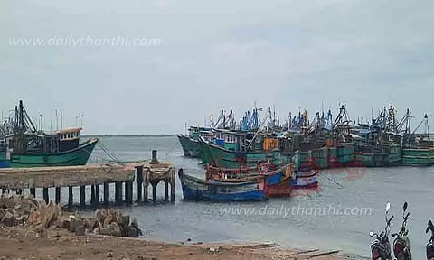 மண்டபத்தில் மீன்பிடிக்க தடை; 500 படகுகள் கரைகளில் நிறுத்தம்