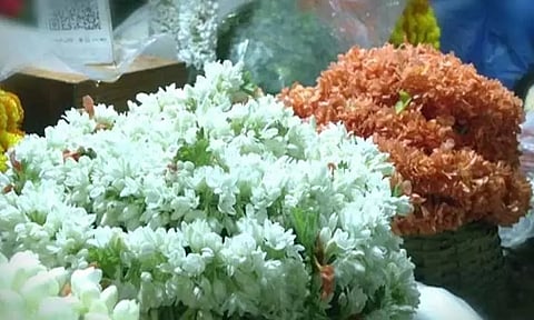 காய்கறிகள், பழங்கள் விலையை தொடர்ந்து பெங்களூருவில் பூக்கள் விலையும் கிடுகிடு உயர்வு