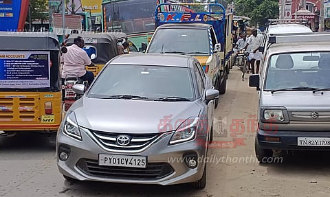 பள்ளம் தோண்டப்படுவதால் போக்குவரத்து நெருக்கடி