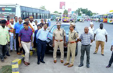 வேலூர் புதிய பஸ்நிலையத்துக்குள் இருசக்கர வாகனங்கள், ஆட்டோக்களை அனுமதிக்க கூடாது
