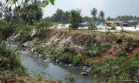 ஆத்துரை பெரிய ஏரியில் ஆக்கிரமிப்பு அகற்றம்