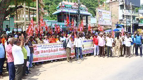 ஒப்பந்த மின் தொழிலாளர்கள் மனு கொடுக்கும் போராட்டம்