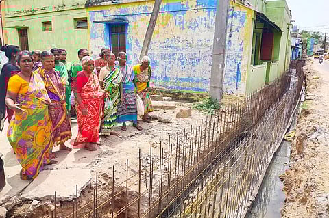 கால்வாய் பணிகளை விரைந்து முடிக்கக்கோரி பொதுமக்கள் சாலைமறியல்