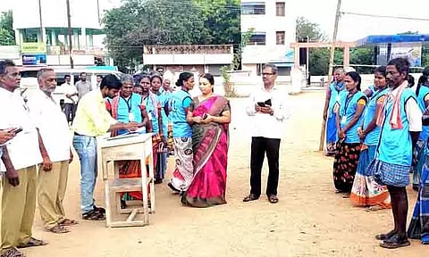 துப்புரவு தொழிலாளர்களின் பணிகளை அதிகாரிகள் ஆய்வு