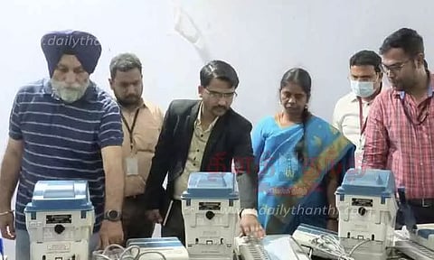 மின்னணு வாக்குப்பதிவு எந்திரங்கள் சரிபார்க்கும் பணியை அதிகாரிகள் ஆய்வு