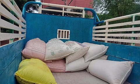 சரக்கு வேனில் 500 கிலோ ரேஷன் அரிசி கடத்தல்