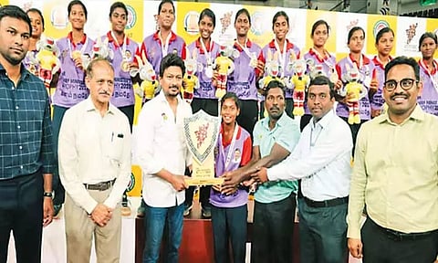 முதல்-அமைச்சர் கோப்பை கைப்பந்து போட்டியில் முதலிடம் பிடித்த அணிக்கு பரிசு