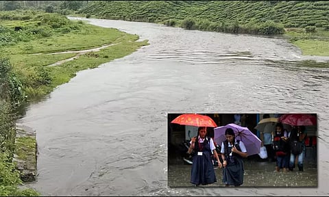 கூழாங்கல் ஆற்றில் வெள்ளப்பெருக்கு ஏற்பட்டுள்ளதை படத்தில் காணலாம்.