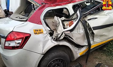 புதுக்கோட்டை அருகே பேருந்து நிறுத்தத்தின் மீது கார் மோதிய விபத்தில் 4 பேர் உயிரிழப்பு..!