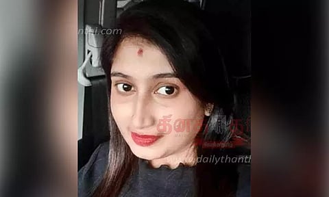 கள்ளக்காதலியுடன் சேர்ந்து கணவர் சித்ரவதை செய்ததால் தனியார் நிறுவன பெண் மேலாளர் தூக்குப்போட்டு தற்கொலை