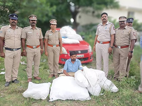 சொகுசு காருடன் 200 கிலோ புகையிலை பொருள் பறிமுதல்