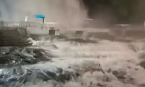 குற்றால அருவிகளில் வெள்ள பெருக்கு: பழைய குற்றாலம், ஐந்தருவியில் குளிக்க தடை