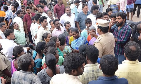 போலீஸ் வாகனம் மோதி சிறுமி பலி; தாய் படுகாயம்