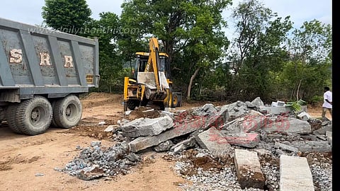 குருபரப்பள்ளி அருகே சிப்காட் நிலத்தில் கட்டிய முனியப்பன் கோவில் இடித்து அகற்றம் பொதுமக்கள் எதிர்ப்பால் பரபரப்பு