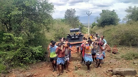 மலை கிராமத்துக்கு டிரான்ஸ்பார்மரைதலையில் சுமந்து சென்ற மக்கள்