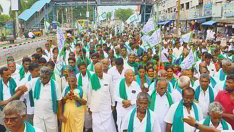 தமிழக விவசாயிகள் சங்கத்தினர் ஊர்வலம்