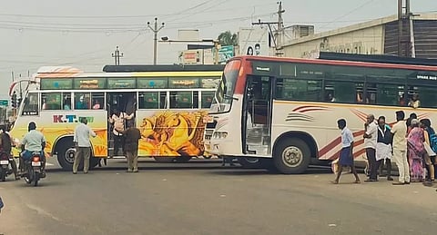சாலையில் பஸ்களை நிறுத்தி டிரைவர், கண்டக்டர்கள் தகராறு