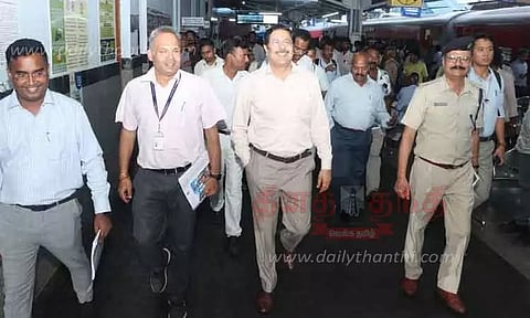 புதிதாக அமைக்கப்படும் நடைமேடையை ஆய்வு செய்த பொது மேலாளர்