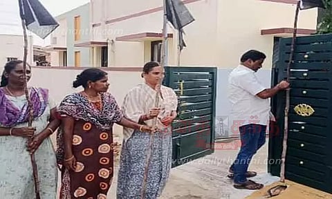 கீழ்பவானி வாய்க்காலில் கான்கிரீட் தளம் அமைக்க எதிர்ப்பு: வீடுகளில் கருப்புக்கொடி கட்டி விவசாயிகள் போராட்டம்