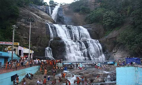 குற்றாலம் ஐந்தருவியில் தண்ணீரின் வேகம் சற்று குறைந்தால், பொதுமக்கள் குளிக்க அனுமதி..!