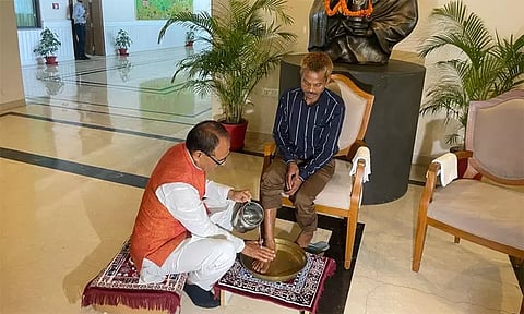 சிறுநீர் கழித்து அவமதிக்கப்பட்ட பழங்குடி இளைஞரின் காலை கழுவி மரியாதை செலுத்திய முதல்-மந்திரி சிவராஜ் சிங் சவுகான்