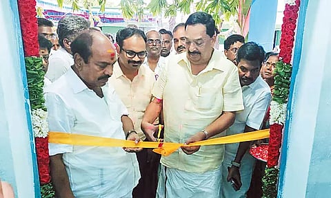 ரூ.2¼ கோடியில் தார் சாலை அமைக்கும் பணி- அமைச்சர் ஆர்.காந்தி தொடங்கி வைத்தார்